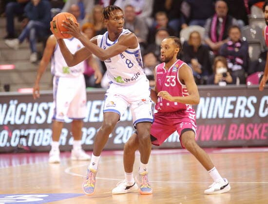 Parker Jackson-Cartwright Telekom Baskets Bonn vs. Brancou Badio Fraport Skyliners Frankfurt easyCredit BBL 1. Bundesliga , Saison 2021 2022 , Hauptrunde 4. Spieltag
