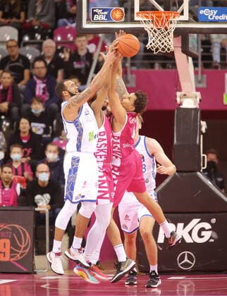 Michael Kessens Telekom Baskets Bonn vs. Rasheed Moore Fraport Skyliners Frankfurt easyCredit BBL 1. Bundesliga , Saison 2021 2022 , Hauptrunde 4. Spieltag