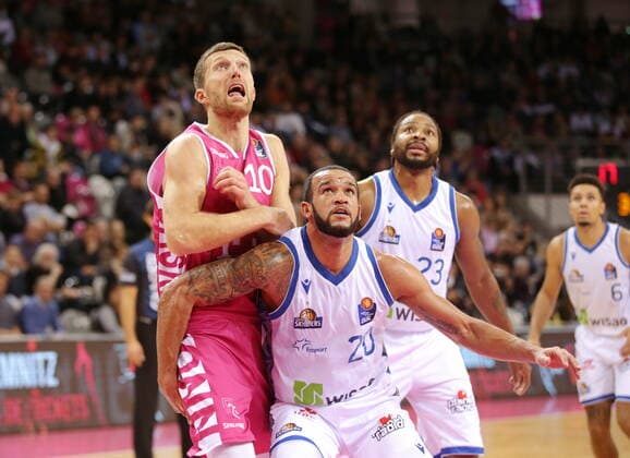 Saulius Kulvietis Telekom Baskets Bonn vs. Fraport Skyliners Frankfurt easyCredit BBL 1. Bundesliga , Saison 2021 2022 , Hauptrunde 4. Spieltag