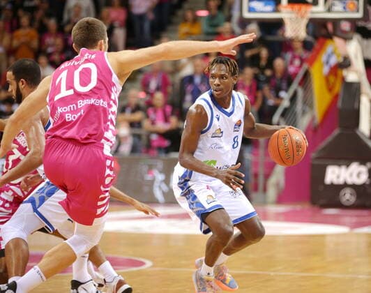 Telekom Baskets Bonn vs. Brancou Badio Fraport Skyliners Frankfurt easyCredit BBL 1. Bundesliga , Saison 2021 2022 , Hauptrunde 4. Spieltag