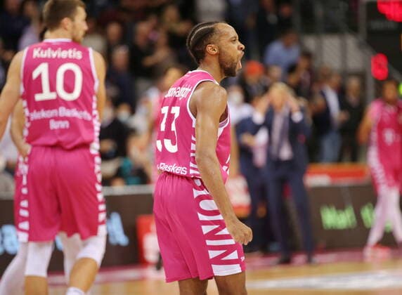 Parker Jackson-Cartwright Telekom Baskets Bonn vs. Fraport Skyliners Frankfurt easyCredit BBL 1. Bundesliga , Saison 2021 2022 , Hauptrunde 4. Spieltag