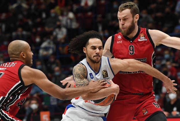 October 13, 2021, Milan, Italy: Anadolu Efes Shade D. Larkin (C) drives up to the basket against Armani Exchange Milan s NicolÃ² Melli (R) and teammate Shavon Shlelds during the Euroleague basketball match between Armani Exchange Milan and Anadolu Efes at the Assago Forum, Milan, Italy, 15 October 2021. ANSA DANIEL DAL ZENNARO Italy Euroleague Basketball  - ZUMAa110 20211013_zaf_a110_059 Copyright: xDanielxDalxZennarox
