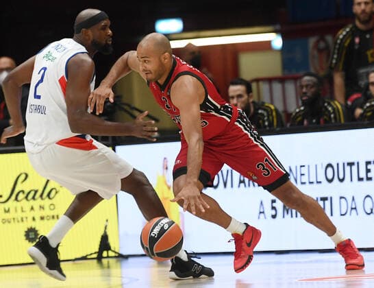 October 13, 2021, Milan, Italy: Armani Exchange Milan s Shavon Shlelds (R) drives up to the basket against Anadolu Efes Chris Singleton during the Euroleague basketball match between Armani Exchange Milan and Anadolu Efes at the Assago Forum, Milan, Italy, 15 October 2021. ANSA DANIEL DAL ZENNARO Italy Euroleague Basketball  - ZUMAa110 20211013_zaf_a110_060 Copyright: xDanielxDalxZennarox