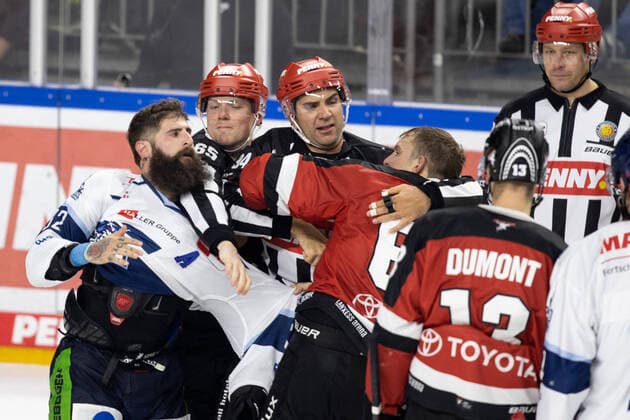 Bilder des Jahres 2021, Sport 10 Oktober Sport Themen der Woche KW41 Sport Bilder des Tages PENNY DEL; Koelner Haie - Straubing Tigers; Koeln, 15.10.2021 Christoffer Hurtik (Linesmen, 65); Patrick Sieloff (Koelner Haie, 63); Cody Lampl(Straubing Tigers, 32); PENNY DEL; Koelner Haie - Straubing Tigers am 15.10.2021 in der Lanxess Arena in Koeln (Deutschland). *** PENNY DEL Koelner Haie Straubing Tigers Koeln, 15 10 2021 Christoffer Hurtik Linesmen, 65 Patrick Sieloff Koelner Haie, 63 Cody Lampl Straubing Tigers, 32 PENNY DEL Koelner Haie Straubing Tigers on 15 10 2021 at Lanxess Arena in Koeln Germany Copyright: xBEAUTIFULxSPORTS AndreasxDickx