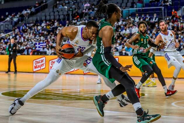 Real Madrid s Guerschon Yabusele (L) in action against Panathinaikos Jeremy Evans (R) during the Euroleague basketball game between Real Madrid and Panathinaikos B.C at Wizink Center in Madrid, Spain, 15 October 2021. Real Madrid - Panathinaikos B.C !ACHTUNG: NUR REDAKTIONELLE NUTZUNG!  Copyright: xJUANJOxMARTINx GRAF3436 20211015-3143769095ed7738709e4e60881e600823a7f0a2