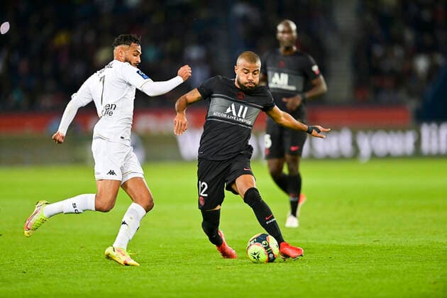 Rafinha (PSG) vs Sofiane Boufal (Angers) FOOTBALL : PSG vs SCO Angers - Ligue 1 Uber Eats - 15 10 2021 JBAutissier Panoramic 