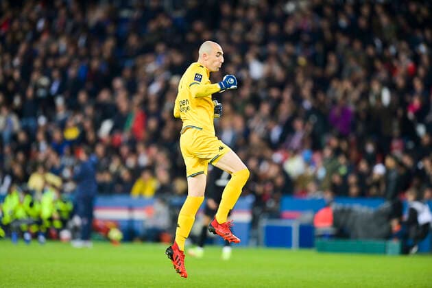 Joie des joueurs d Angers apres le but de Angelo Fulgini (Angers) Paul Bernardoni (Angers) FOOTBALL : PSG vs SCO Angers - Ligue 1 Uber Eats - 15 10 2021 JBAutissier Panoramic 