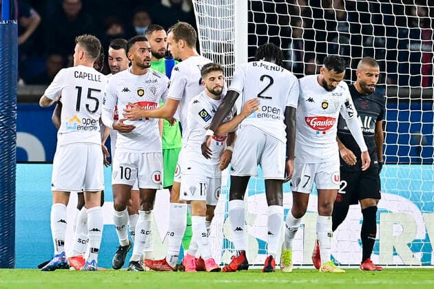 Joie des joueurs d Angers apres le but de Angelo Fulgini (Angers) FOOTBALL : PSG vs SCO Angers - Ligue 1 Uber Eats - 15 10 2021 JBAutissier Panoramic 