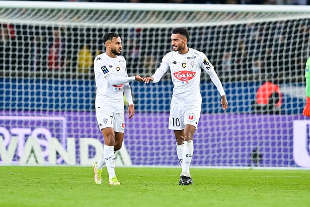Joie des joueurs d Angers apres le but de Angelo Fulgini (Angers) FOOTBALL : PSG vs SCO Angers - Ligue 1 Uber Eats - 15 10 2021 JBAutissier Panoramic 