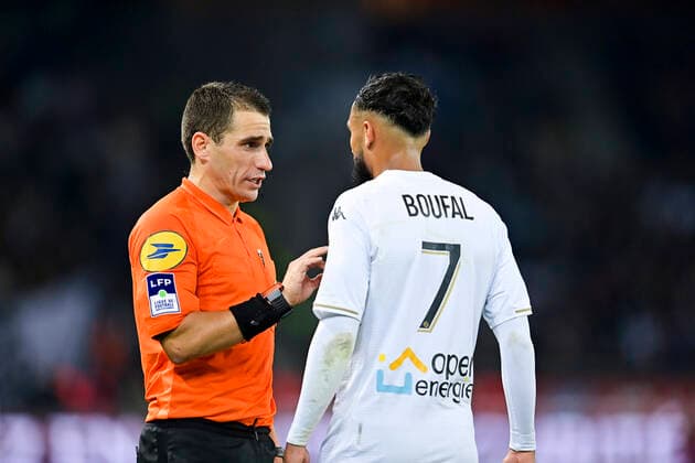 Bastien Dechepy - arbitre Sofiane Boufal (Angers) FOOTBALL : PSG vs SCO Angers - Ligue 1 Uber Eats - 15 10 2021 JBAutissier Panoramic 