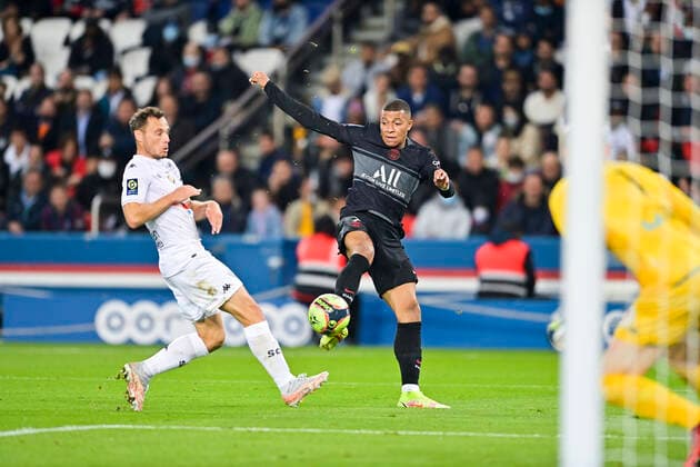 Kylian Mbappe (PSG) vs Vincent Manceau (Angers) FOOTBALL : PSG vs SCO Angers - Ligue 1 Uber Eats - 15 10 2021 JBAutissier Panoramic 