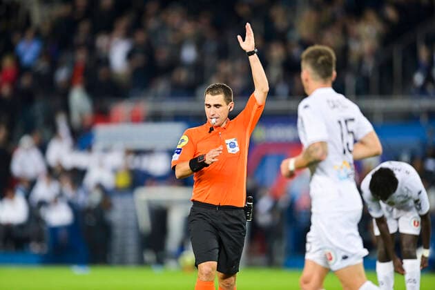 Bastien Dechepy - arbitre FOOTBALL : PSG vs SCO Angers - Ligue 1 Uber Eats - 15 10 2021 JBAutissier Panoramic 