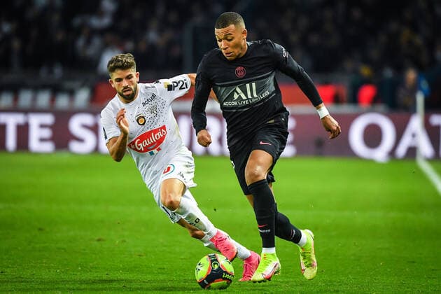 October 15, 2021, Paris, France, France: Jimmy CABOT of Angers and Kylian MBAPPE of PSG during the Ligue 1 match between Paris Saint-Germain (PSG) and Angers SCO at Parc des Princes stadium on October 15, 2021 in Paris, France. Paris France - ZUMAm308 20211015_zsp_m308_023 Copyright: xMatthieuxMirvillex