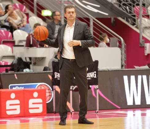 Telekom Baskets Bonn vs. Co-Trainer Klaus Perwas Fraport Skyliners Frankfurt easyCredit BBL 1. Bundesliga , Saison 2021 2022 , Hauptrunde 4. Spieltag