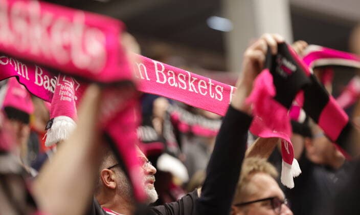 Fans mit Schals beim Spiel Telekom Baskets Bonn vs. Fraport Skyliners Frankfurt easyCredit BBL 1. Bundesliga , Saison 2021 2022 , Hauptrunde 4. Spieltag