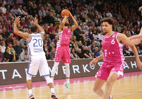 Jeremy Morgan Telekom Baskets Bonn vs. Fraport Skyliners Frankfurt easyCredit BBL 1. Bundesliga , Saison 2021 2022 , Hauptrunde 4. Spieltag