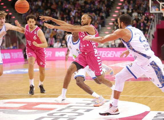 Parker Jackson-Cartwright Telekom Baskets Bonn vs. Fraport Skyliners Frankfurt easyCredit BBL 1. Bundesliga , Saison 2021 2022 , Hauptrunde 4. Spieltag