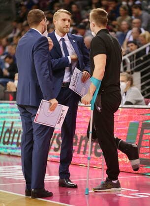 Trainer Tuomas Iisalo, Co-Trainer Joonas Iisalo (auf Krücken), Co-Trainer Adrián Kovács Telekom Baskets Bonn vs. Fraport Skyliners Frankfurt easyCredit BBL 1. Bundesliga , Saison 2021 2022 , Hauptrunde 4. Spieltag