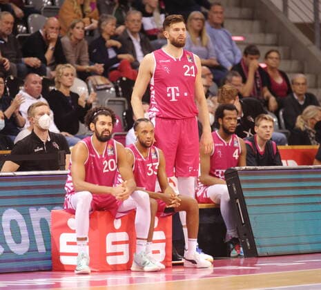 Jeremy Morgan, Parker Jackson-Cartwright, Leon Kratzer Telekom Baskets Bonn vs. Fraport Skyliners Frankfurt easyCredit BBL 1. Bundesliga , Saison 2021 2022 , Hauptrunde 4. Spieltag