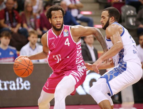 Justin Gorham Telekom Baskets Bonn vs. Fraport Skyliners Frankfurt easyCredit BBL 1. Bundesliga , Saison 2021 2022 , Hauptrunde 4. Spieltag