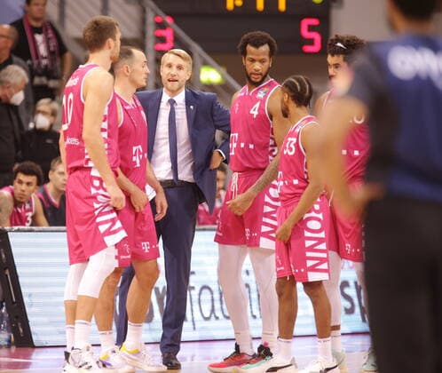 Trainer Tuomas Iisalo mit Team Telekom Baskets Bonn vs. Fraport Skyliners Frankfurt easyCredit BBL 1. Bundesliga , Saison 2021 2022 , Hauptrunde 4. Spieltag