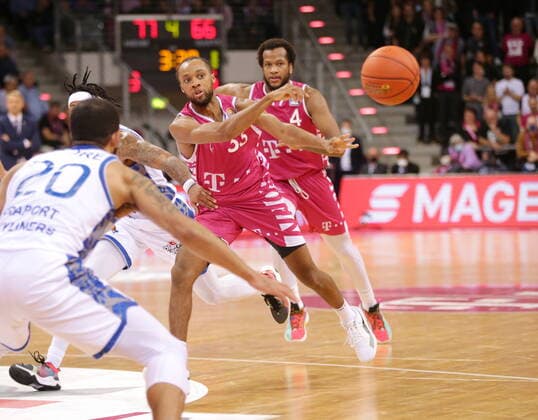 Parker Jackson-Cartwright Telekom Baskets Bonn vs. Fraport Skyliners Frankfurt easyCredit BBL 1. Bundesliga , Saison 2021 2022 , Hauptrunde 4. Spieltag