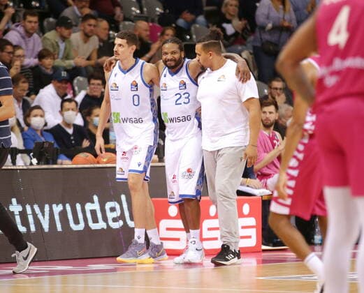 Telekom Baskets Bonn vs. Quantez Robertson Fraport Skyliners Frankfurt (verletzt) easyCredit BBL 1. Bundesliga , Saison 2021 2022 , Hauptrunde 4. Spieltag