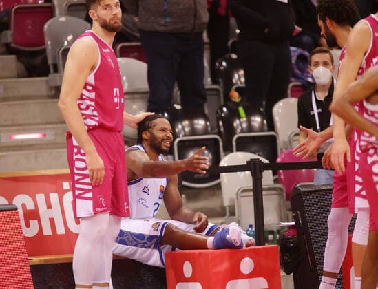 Leon Kratzer Telekom Baskets Bonn vs. Quantez Robertson Fraport Skyliners Frankfurt (verletzt) easyCredit BBL 1. Bundesliga , Saison 2021 2022 , Hauptrunde 4. Spieltag