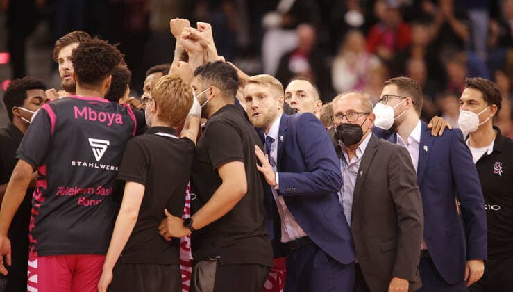 Trainer Tuomas Iisalo und Team Telekom Baskets Bonn nach Sieg vs. Fraport Skyliners Frankfurt easyCredit BBL 1. Bundesliga , Saison 2021 2022 , Hauptrunde 4. Spieltag