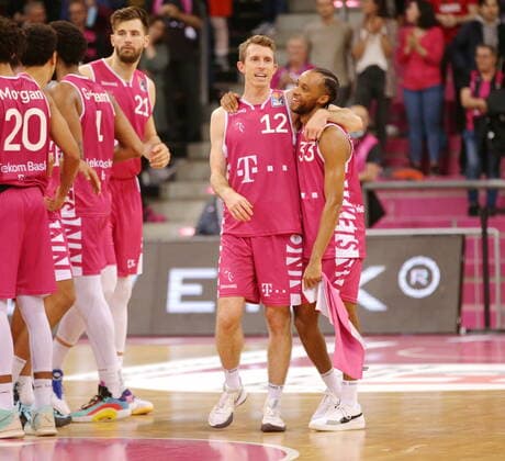 Skyler Bowlin, Parker Jackson-Cartwright Telekom Baskets Bonn nach Sieg vs. Fraport Skyliners Frankfurt easyCredit BBL 1. Bundesliga , Saison 2021 2022 , Hauptrunde 4. Spieltag