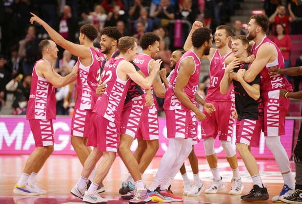 Telekom Baskets Bonn nach Sieg vs. Fraport Skyliners Frankfurt easyCredit BBL 1. Bundesliga , Saison 2021 2022 , Hauptrunde 4. Spieltag