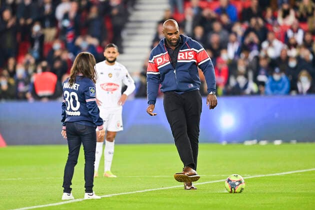 Teddy Riner et Sandrine Martinet donnent le coup d envoi Fictif du match FOOTBALL : PSG vs SCO Angers - Ligue 1 Uber Eats - 15 10 2021 JBAutissier Panoramic 