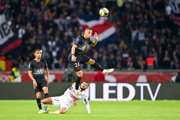Thilo Kehrer (PSG) vs Sofiane Boufal (Angers) FOOTBALL : PSG vs SCO Angers - Ligue 1 Uber Eats - 15 10 2021 JBAutissier Panoramic 
