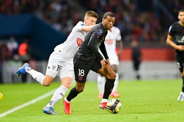 Georginio Wijnaldum (PSG) vs Pierrick Capelle (Angers) FOOTBALL : PSG vs SCO Angers - Ligue 1 Uber Eats - 15 10 2021 JBAutissier Panoramic 