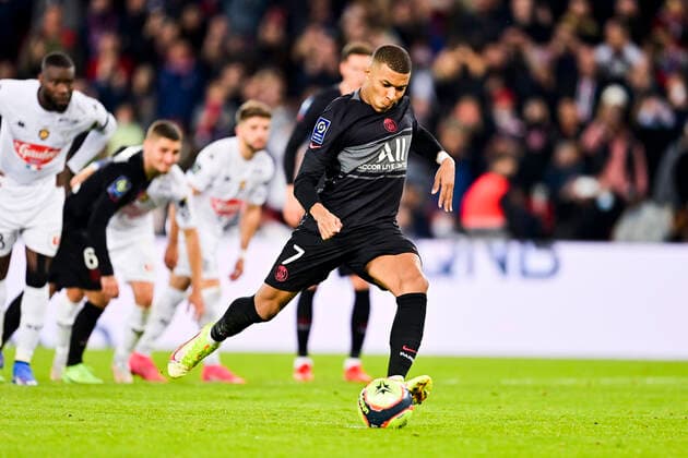 but sur penalty de Kylian Mbappe (PSG) FOOTBALL : PSG vs SCO Angers - Ligue 1 Uber Eats - 15 10 2021 JBAutissier Panoramic 