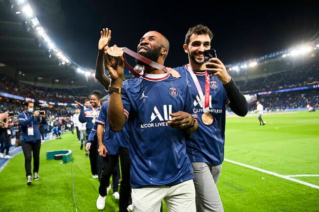 Le PSG celebre ses medailles Olympiques et Paralympiques Charles Antoine Kouakou (Para athletisme, medaille d or du 400m T20 Ã Tokyo, France) Tresor Gauthier Makunda (Para athletisme, medaille de bronze du 400m T11 Ã Tokyo avec son guide Lucas Mathonat, France) FOOTBALL : PSG vs SCO Angers - Ligue 1 Uber Eats - 15 10 2021 JBAutissier Panoramic 