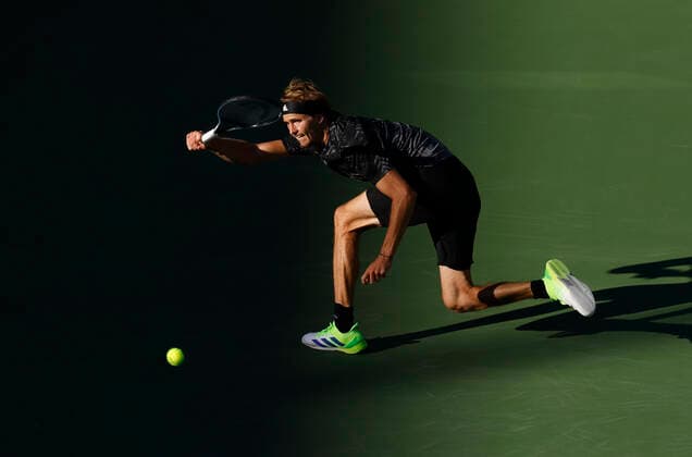 October 15, 2021 Alexander Zverev of Germany returns a shot against Taylor Fritz during the 2021 BNP Paribas Open at Indian Wells Tennis Garden in Indian Wells, California. Mandatory Photo Credit : CSM Indian Wells United States of America - ZUMAc04_ 20211015_zaf_c04_026 Copyright: xCharlesxBausx
