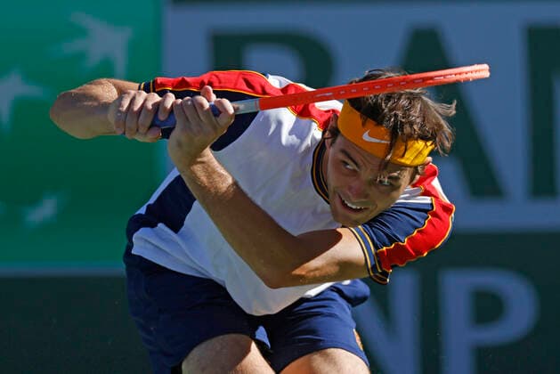 Sport Bilder des Tages October 15, 2021 Taylor Fritz returns a shot against Alexander Zverev of Germany during the 2021 BNP Paribas Open at Indian Wells Tennis Garden in Indian Wells, California. Mandatory Photo Credit : CSM Indian Wells United States of America - ZUMAc04_ 20211015_zaf_c04_007 Copyright: xCharlesxBausx