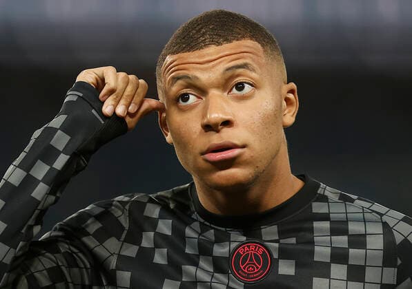 (211016) -- PARIS, Oct. 16, 2021 -- Paris Saint Germain s Kylian Mbappe is in warm up before a French Ligue 1 football match between Paris Saint Germain (PSG) and Angers SCO in Paris, France, Oct. 15, 2021. (SP)FRANCE-PARIS-FOOTBALL-LEAGUE 1-PSG VS ANGERS GaoxJingtonglian 