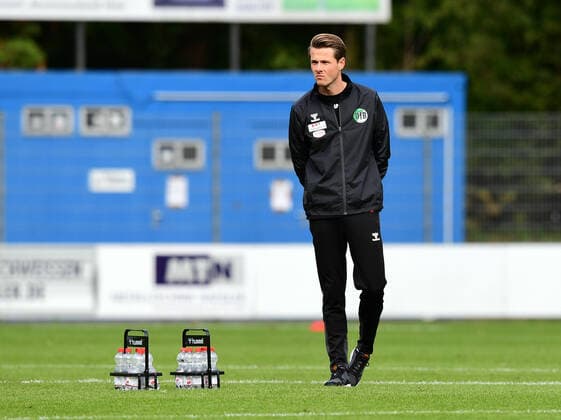 Fussball I Herren I Regionalliga Nord l FC St. Pauli II - VfB Luebeck I 12.Spieltag I Saison 2021-2022 I FC St. Pauli II u23 I St. Pauli u23 I 16.10.2021 I Pfeiffer Lukas Trainer (VfBLuebeck) , Sportplatz : Edmund-Plambeck-Stadion, Norderstedt Schleswig-Holstein Deutschland