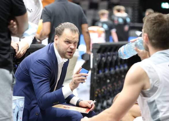 16.10.2021 - Basketball - Saison 2021 2022 - 2. Bundesliga Pro-A - 05. Spieltag: Nürnberg Falcons Basketball Club NBC - Team Ehingen Urspring - DaMa - Vytautas Buzas ( Trainer Headcoach Nürnberg Falcons BC NBC ) gibt Anweisungen