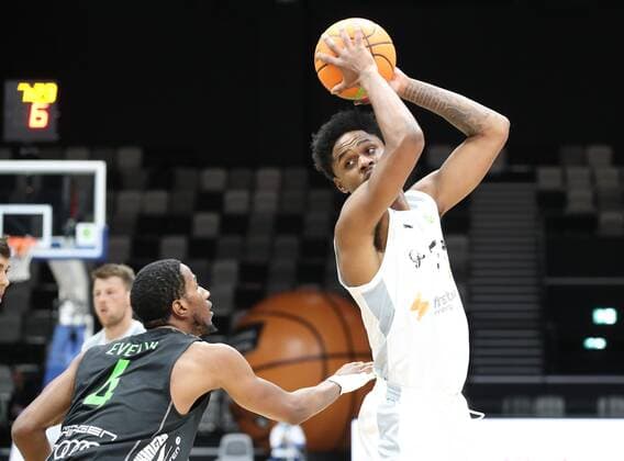16.10.2021 - Basketball - Saison 2021 2022 - 2. Bundesliga Pro-A - 05. Spieltag: Nürnberg Falcons Basketball Club NBC - Team Ehingen Urspring - DaMa - Bakari Evelyn (4, Team Ehingen Urspring ) Antonio Lee A.J. AJ Davis Jr. (3, Nürnberg Falcons BC NBC )