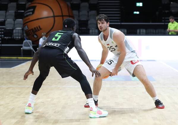 16.10.2021 - Basketball - Saison 2021 2022 - 2. Bundesliga Pro-A - 05. Spieltag: Nürnberg Falcons Basketball Club NBC - Team Ehingen Urspring - DaMa - Munis Tutu (5, Team Ehingen Urspring ) Tim Köpple Koepple (25, Nürnberg Falcons BC NBC )