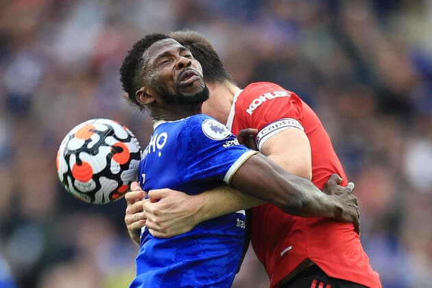Sport Themen der Woche KW41 Sport Bilder des Tages Football - Premier League - Leicester City v Manchester United, ManU 16th October 2021 - Premier League - Leicester City v Manchester United - Kelechi Iheanacho of Leicester City runs into Harry Maguire of Manchester United - Photo: Simon Stacpoole Offside. Leicester UK *** Fußball Premier League Leicester City v Manchester United 16. Oktober 2021 Premier League Leicester City v Manchester United Kelechi Iheanacho von Leicester City läuft gegen Harry Maguire von Manchester United Foto Simon Stacpoole Abseits Leicester UK  Copyright: xSimonxStacpoolexOffside