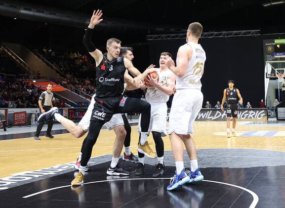 Owen Klassen (Basketball Loewen Braunschweig), Niklas Wimberg (Niners Chemnitz) im Kampf um den Ball