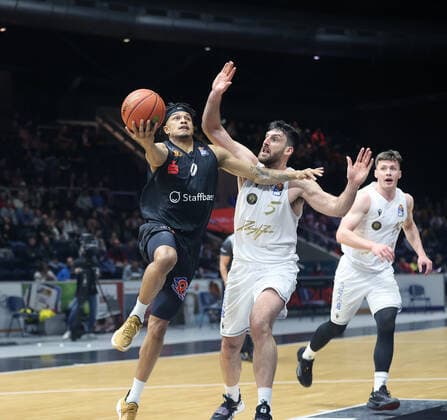 Nelson Weidemann (Chemnitz) im Duell mit Owen Klassen (Basketball Loewen Braunschweig)