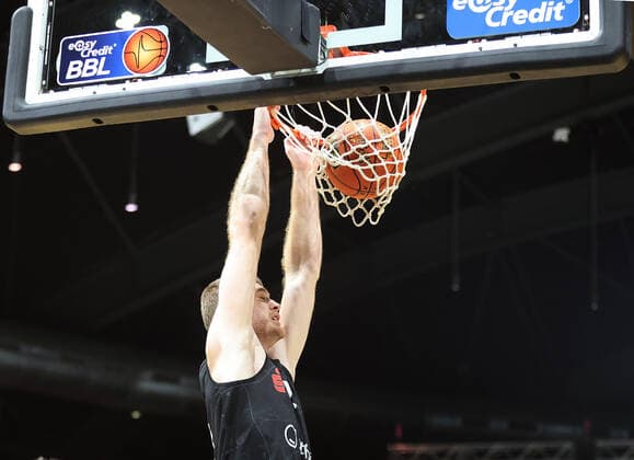 Dunking Ivan Karacic (Niners Chemnitz)