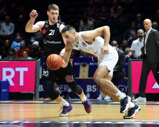 Benedikt Turudic (Basketball Loewen Braunschweig) am Ball gegen Ivan Karacic (Niners Chemnitz)