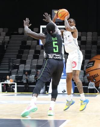 16.10.2021 - Basketball - Saison 2021 2022 - 2. Bundesliga Pro-A - 05. Spieltag: Nürnberg Falcons Basketball Club NBC - Team Ehingen Urspring - DaMa - Munis Tutu (5, Team Ehingen Urspring ) Dupree Mc Brayer (1, Nürnberg Falcons BC NBC )