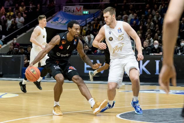 Basketball Loewen Braunschweig - NINERS Chemnitz Brendan Gregori (Nr. 1 NINERS Chemnitz) Martin Peterka (Nr. 15 Basketball Loewen Braunschweig) Basketball Loewen Braunschweig - NINERS Chemnitz, Basketball, BBL, Saison 2021 2022, 16.10.2021 Braunschweig Copyright: xHelbigx Eibner-Pressefotox EP_helbig